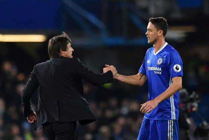 Chelsea's head coach Antonio Conte (L) congratulates midfielder Nemanja Matic (R) at the end of the English Premier League football match against Tottenham Hotspurs November 26, 2016