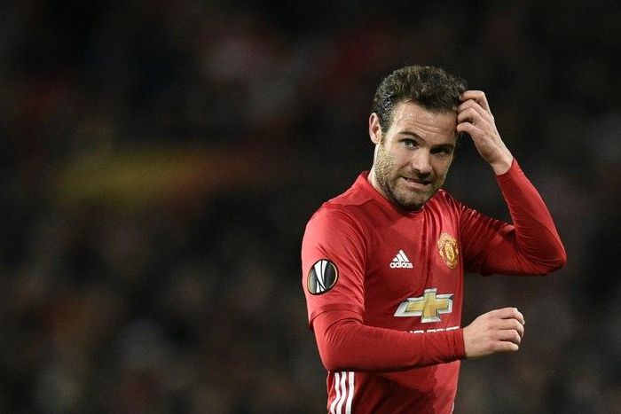 Manchester United midfielder Juan Mata says the team must stay "mentally strong" after their thumping 4-0 defeat to Chelsea