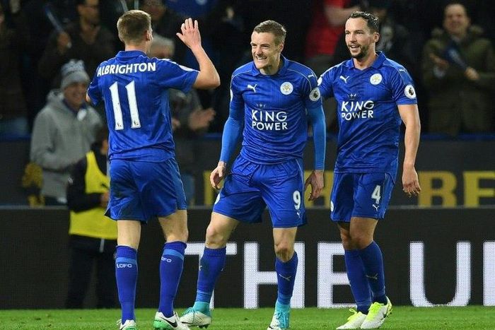 Leicester City's striker Jamie Vardy (C) celebrates scoring his team's second goal against Sunderland at the King Power Stadium in Leicester, central England on April 4, 2017