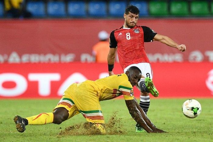 Mali's forward Moussa Marega (L) challenges Egypt's midfielder Tarek Hamed during the 2017 Africa Cup of Nations group D football match between Mali and Egypt in Port-Gentil on January 17, 2017
