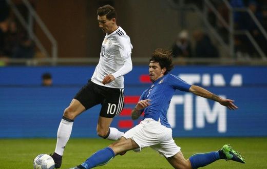 Italy's defender Luca Antonelli (R) vies with Germany's defender Leon Goretzka during the International friendly match November 15, 2016 that ended in a goalles draw
