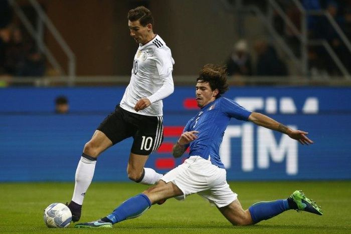 Italy's defender Luca Antonelli (R) vies with Germany's defender Leon Goretzka during the International friendly match November 15, 2016 that ended in a goalles draw