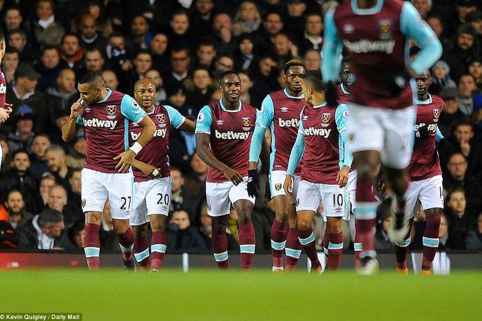 ___5783092___https:______static.pulse.com.gh___webservice___escenic___binary___5783092___2016___11___19___20___3A8EEC7700000578-3953022-Antonio_cannot_contain_his_smile_as_West_Ham_players_celebrate_t-a-162_1479584732342