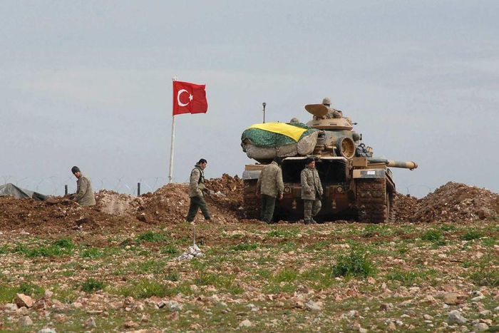 Turkish tanks cross border into Syria - military sources