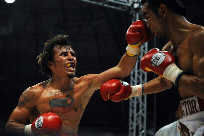 Venezuelan WBA lightweight world champion Edwin 'El Inca' Valero (L) exchanges blows with Mexican challenger Hector Velasquez during a fight for the WBA lightweight World Championship title, in Caracas, in 2009
