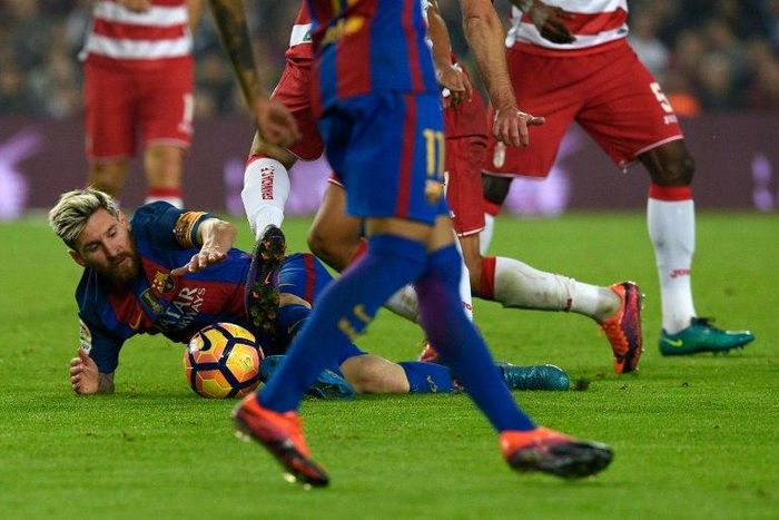 Barcelona's Argentinian forward Lionel Messi fights for the ball on the field during the Spanish league football match between FC Barcelona and Granada FC at the Camp Nou stadium in Barcelona on October 29, 2016