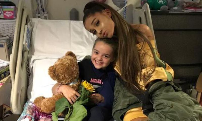Ariana Grande visits bomb victims in the hospital