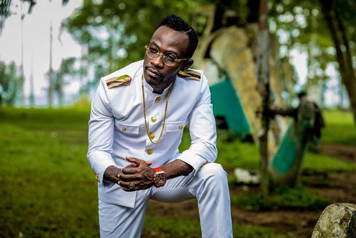 Okyeame Kwame - Small Small feat. MzVee