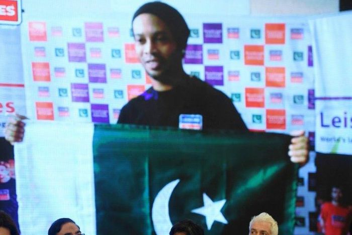 Pakistani cricket legend Javed Miandad (C) announces that Brazil's Ronaldinho, England's David James and Dutch star George Boateng will be among seven top former players to feature in exhibition games in Pakistan in July