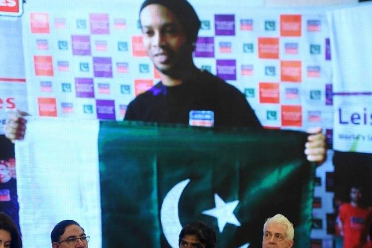 Pakistani cricket legend Javed Miandad (C) announces that Brazil's Ronaldinho, England's David James and Dutch star George Boateng will be among seven top former players to feature in exhibition games in Pakistan in July