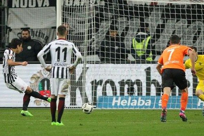 Frankfurt's Japanese midfielder Makoto Hasebe score the 1-0 penalty during the German first division Bundesliga football match Eintracht Frankfurt vs SV Darmstadt 98 in Frankfurt, Germany, on February 5, 2017