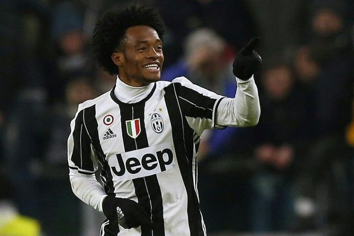 Juventus' midfielder Juan Cuadrado celebrates after scoring a goal during the Italian Serie A football match between Juventus and Inter Milan on February 5, 2017 at the Juventus Stadium in Turin