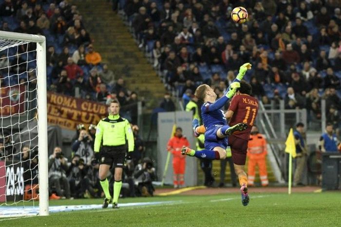 Torino's goalkeeper Joe Hart (C) saves a goal on February 19, 2017