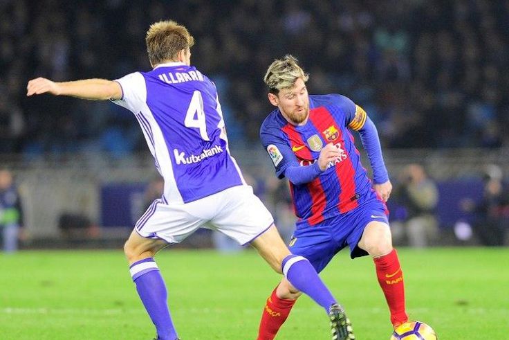 Real Sociedad's midfielder Asier Illarramendi (L) vies with Barcelona's Argentinian forward Lionel Messi during the Spanish league football match Real Sociedad vs FC Barcelona at the Anoeta stadium in San Sebastian, on November 27, 2016