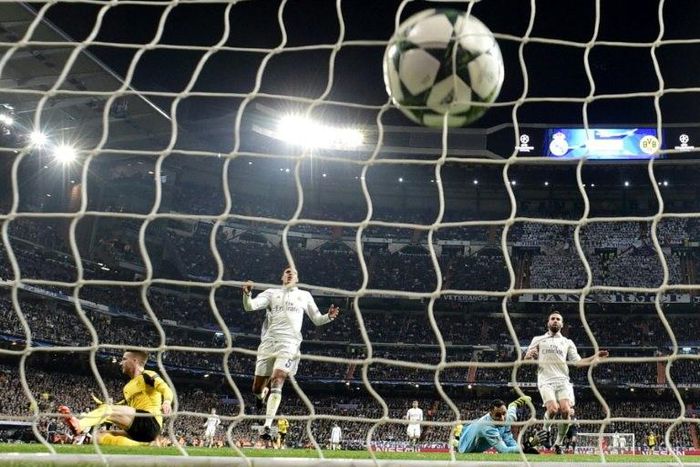 Real Madrid's goalkeeper Keylor Navas (2ndR) looks at the ball after Dortmund's midfielder Marco Reus' goal (L) during the UEFA Champions League football match Real Madrid CF vs Borussia Dortmund at the Santiago Bernabeu stadium on December 7, 2016
