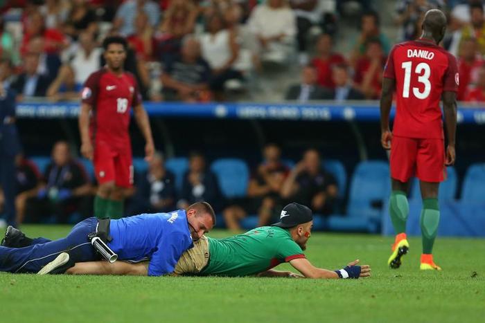 ___5216935___https:______static.pulse.com.gh___webservice___escenic___binary___5216935___2016___7___1___18___portugal-poland-pitch-invasion-cropped_qsdwb4ntzj4r1g9nvy27whhru