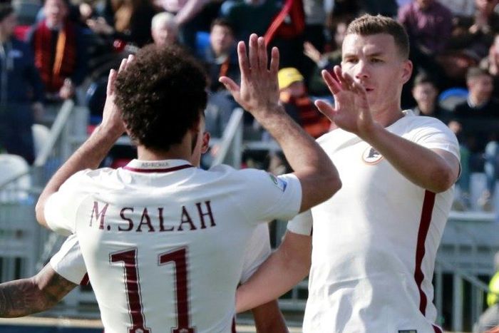 Roma's forward Edin Dzeko (R) celebrates with teammate Mohamed Salah after scoring on February 12, 2017
