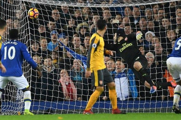 Everton defender Ashley Williams (2R) scores his team's second goal after a disputed corner award