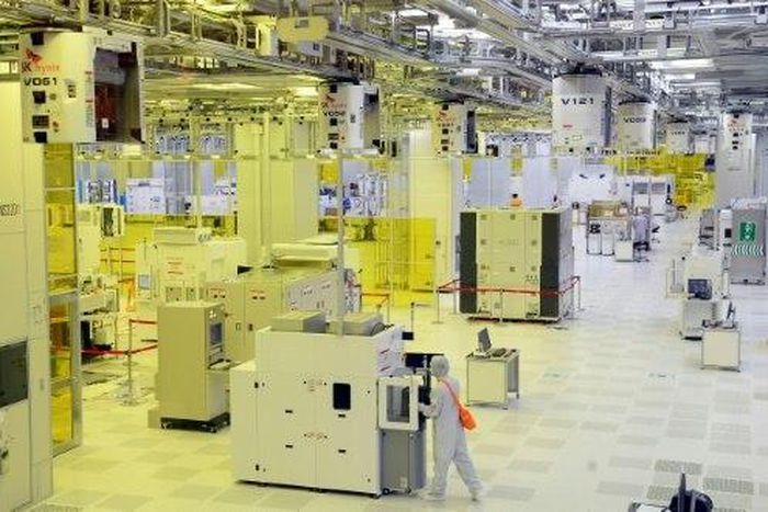 South Korean chipmaker SK Hynix's first-quarter net profit surged 324 percent on-year to 1.89 trillion won while operating profit jumped 339 percent to 2.4 trillion won -- also a record