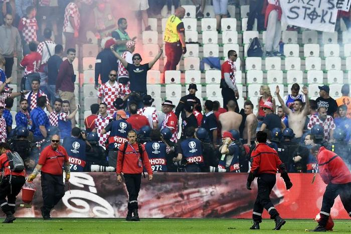 ___5163602___https:______static.pulse.com.gh___webservice___escenic___binary___5163602___2016___6___18___0___croatia-fans-cropped_oxzyy77n4qho15sp73w0mmrrq