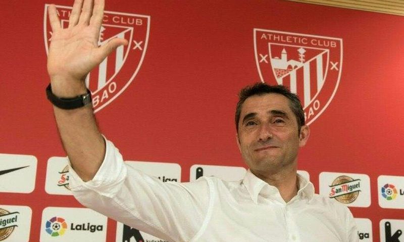 Athletic Bilbao's Spanish coach Ernesto Valverde waves to journalists at the end of a press conference in Bilbao on May 24, 2017 held to announce that he was quitting the football club