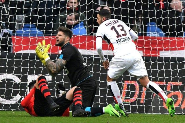 Nice's midfielder Valentin Eysseric (R) reacts after scoring in front of Rennes' goalkeeper Benoit Costil (C) on February 12, 2017