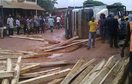 Timber truck falls crushing woman in Nnewi, Anambra