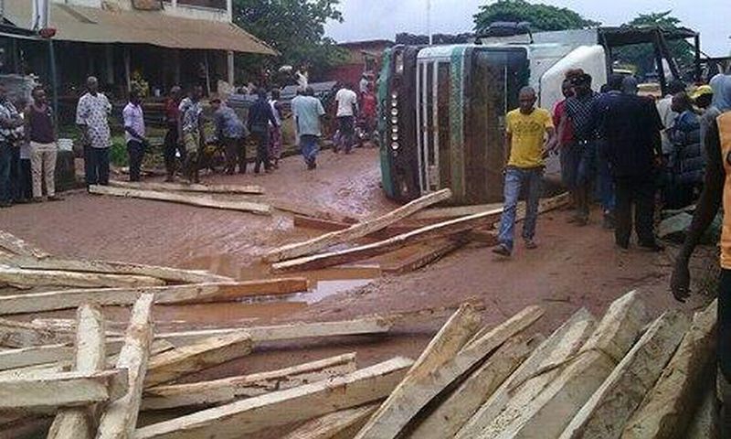 Timber truck falls crushing woman in Nnewi, Anambra