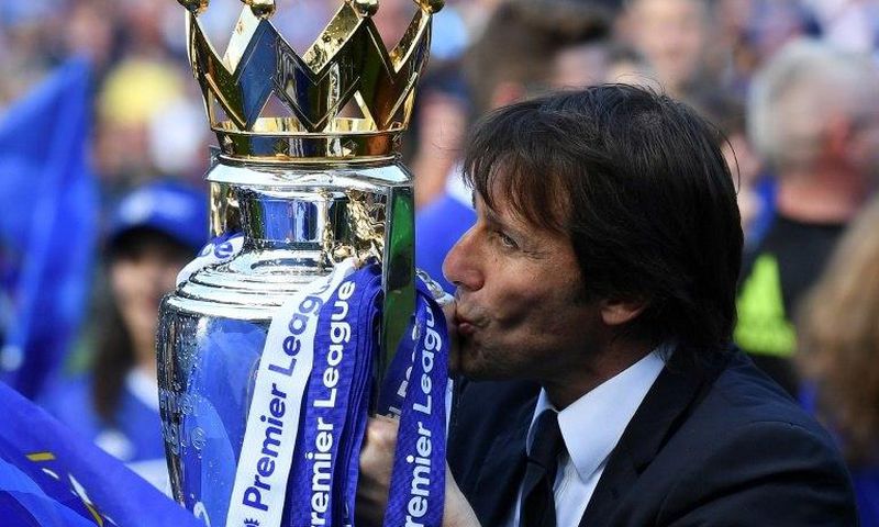 Chelsea's head coach Antonio Conte kisses the English Premier League trophy on May 21, 2017