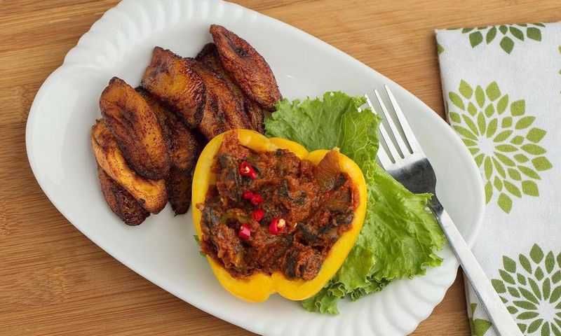 Fried plantain and peppered snails (Telandeworld)