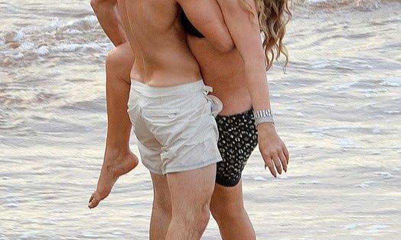 Mariah Carey and Bryan Tanaka kissing in Hawaii