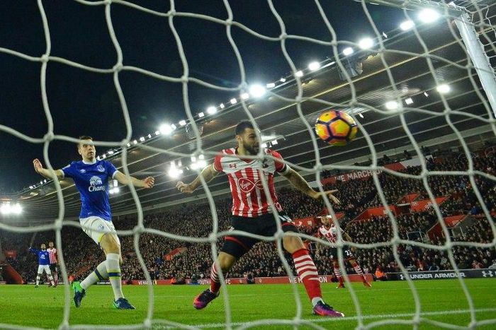 Southampton's striker Charlie Austin (C) heads in the opening goal in the first minute of the English Premier League football match between Southampton and Everton at St Mary's Stadium in Southampton, southern England on November 27, 2016