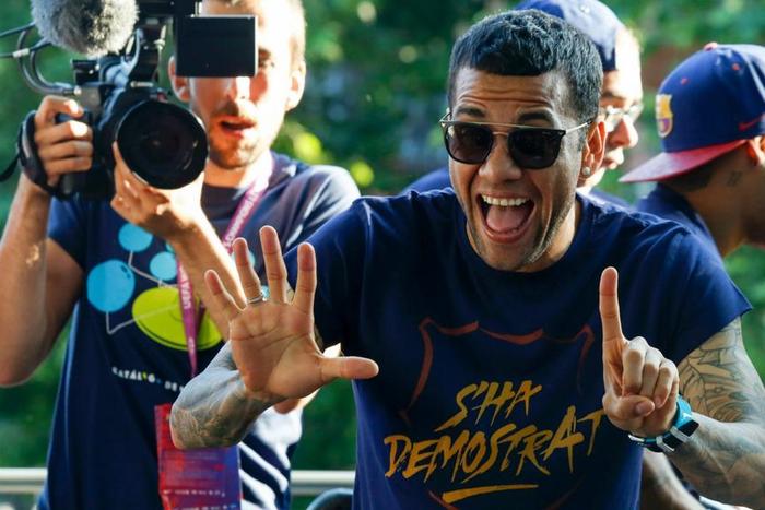 ___5043929___https:______static.pulse.com.gh___webservice___escenic___binary___5043929___2016___5___17___15___dani-alves-cropped_roq9j7ounowe1fxxslnhwiv1k