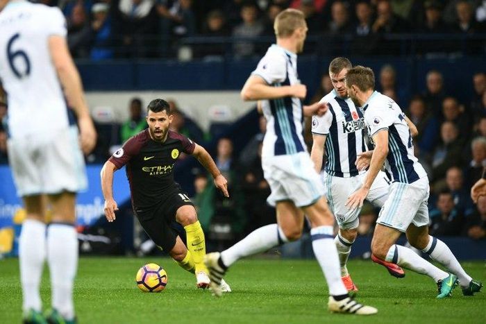 Manchester City's Sergio Aguero takes on the West Brom defence during the match at The Hawthorns stadium on October 29, 2016