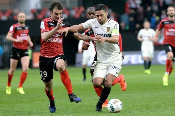 Monaco's forward Radamel Falcao (R) outruns Guingamp's midfielder Christophe Kerbrat during the French L1 football match February 25, 2017