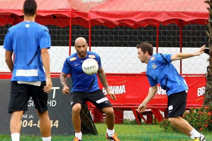 The son of Brazilian football star Pele, former footballer and coach of goalkeepers in Santos FC, Edson Cholbi Nascimento (C), aka Edinho, is seen during a training session at the Rei Pele training center in Santos in 2013