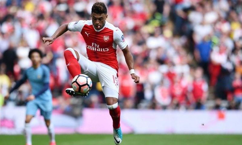 Arsenal's midfielder Alex Oxlade-Chamberlain controls the ball during their FA Cup semi-final match against Manchester City, at Wembley Stadium in London, on April 23, 2017