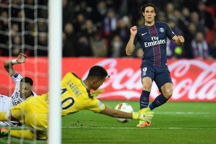 Toulouse's goalkeeper Alban Lafont stops the ball kicked by Paris Saint-Germain's forward Edinson Cavani on February 19, 2017 at the Parc des Princes Stadium in Paris