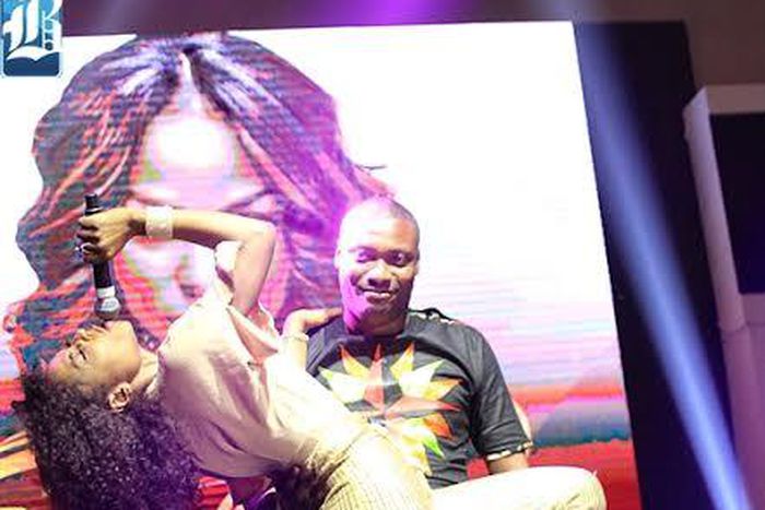 Niyola gives male fan a lap dance.