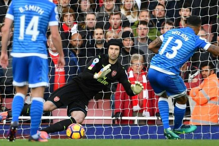 Bournemouth's striker Callum Wilson (R) shoots to score their first goal from the penalty spot past Arsenal's goalkeeper Petr Cech during the English Premier League football match between Arsenal and Bournemouth on November 27, 2016