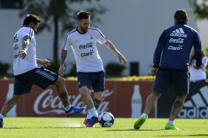 Argentina's Lionel Messi (C) passes the ball next to Ezequiel Lavezzi and Ever Banega during a team training session in Ezeiza, on March 21, 2017, ahead of their FIFA World Cup South American qualifier football matches against Chile and Venezuela