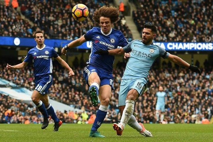 Chelsea's defender David Luiz (C) vies with Manchester City's striker Sergio Aguero (R) during the English Premier League football match between Manchester City and Chelsea at the Etihad Stadium in Manchester, north west England, on December 3, 2016