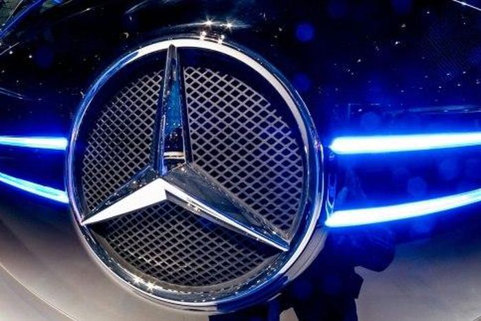 German car makers are taking on "considerably more" orders, says the Bundesbank