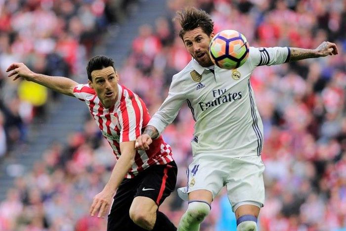 Athletic Bilbao's Aritz Aduriz vies with Real Madrid's Sergio Ramos (right) during their Spanish league match at the San Mames stadium in Bilbao on March 18, 2017