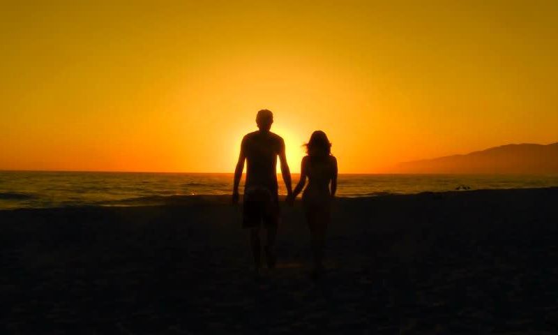 Couple holding hands (Illustration)