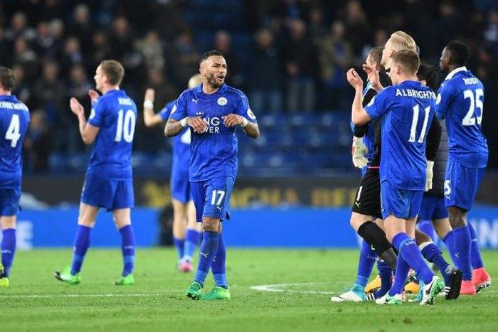 Leicester City's defender Danny Simpson (C) celebrates following the English Premier League football match between Leicester City and Sunderland at the King Power Stadium in Leicester, central England on April 4, 2017