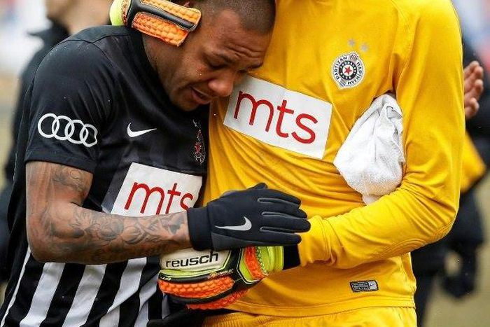 Partizan Belgrade's goalkeeper Filip Kljajic (R) hugs Brazilian midfielder Everton Luiz as he leaves the field in tears on February 19, 2017