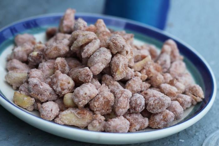 Sugar coated peanuts