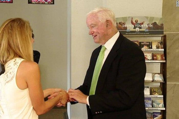 Bride walked down the aisle by man who received her father's heart