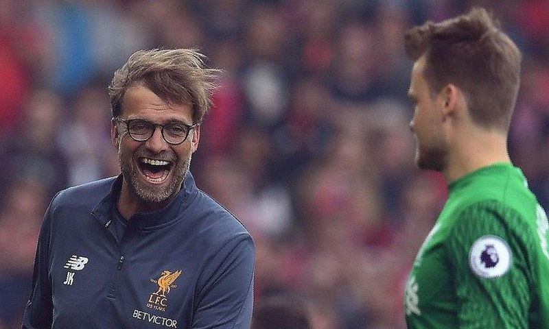 Liverpool's manager Jurgen Klopp (L) and goalkeeper Simon Mignolet on May 21, 2017